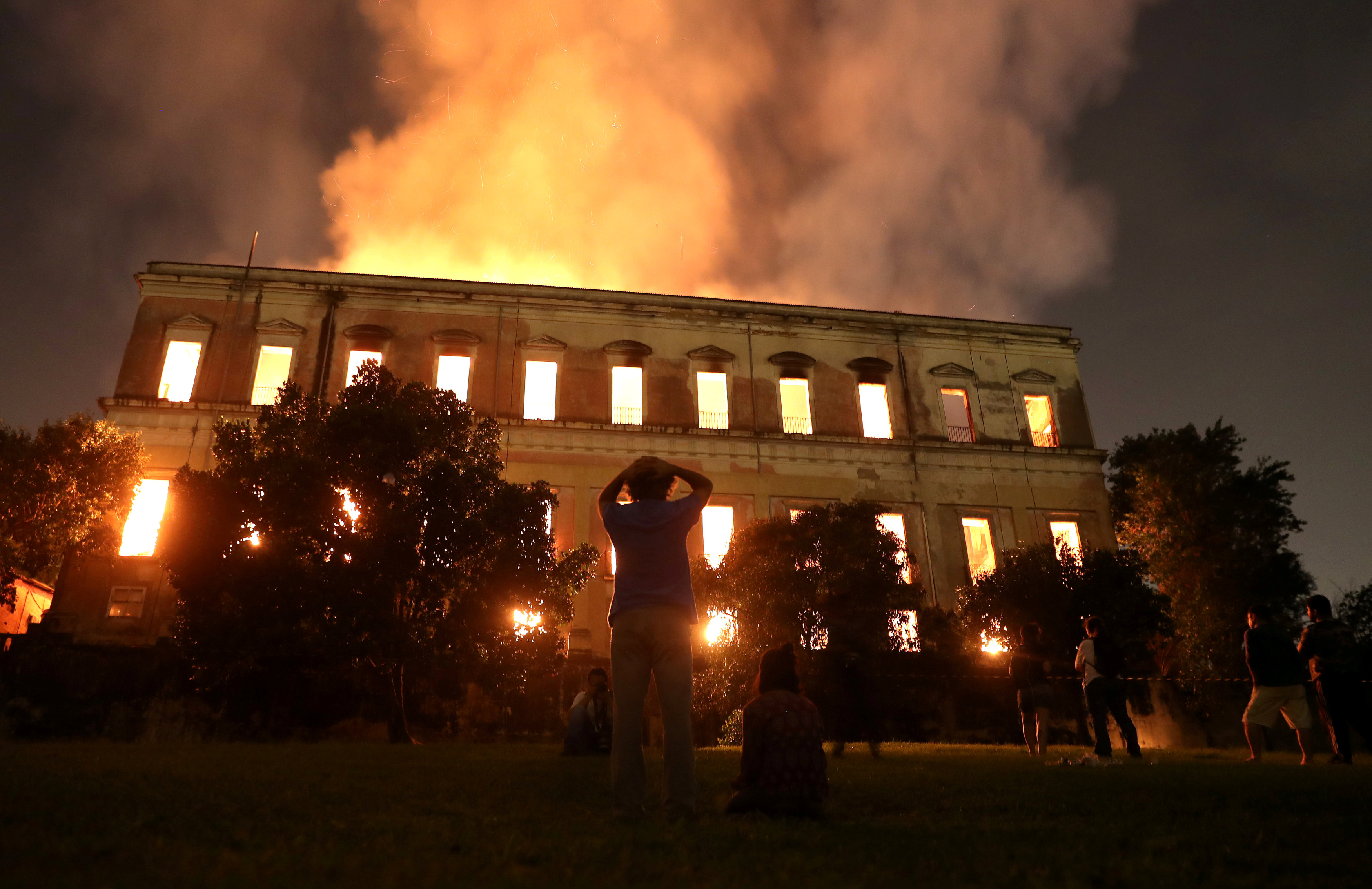Enorme incendio azota Museo Nacional de Río de Janeiro