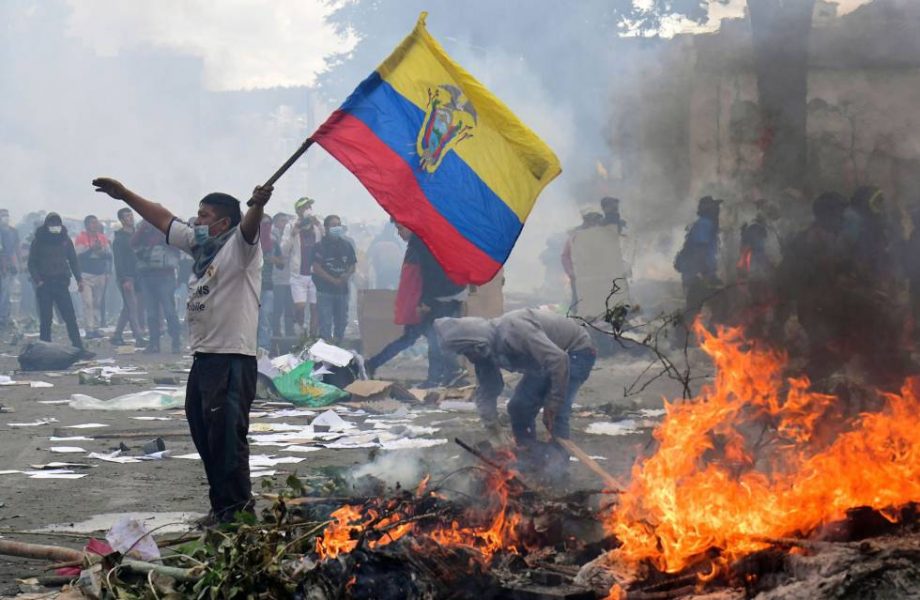 Moreno ordena toque de queda y militarización de Quito