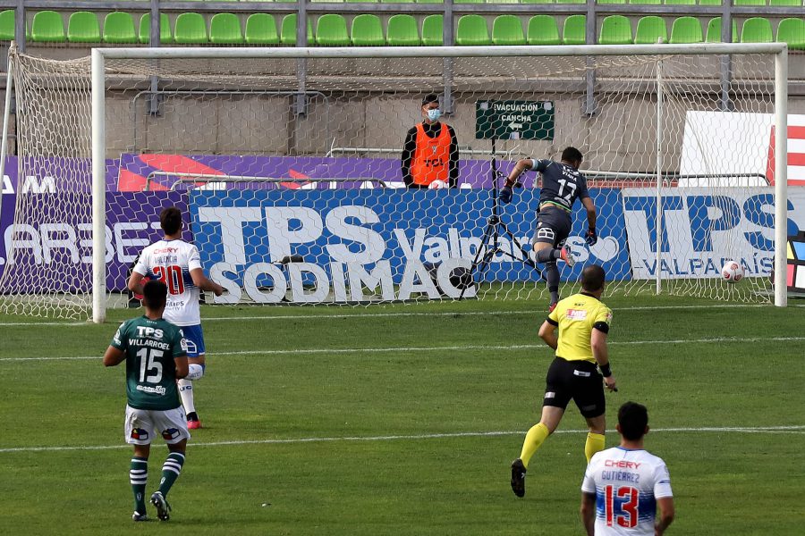 La UC gana con lo justo a Wanderers y se coloca primero en el Campeonato