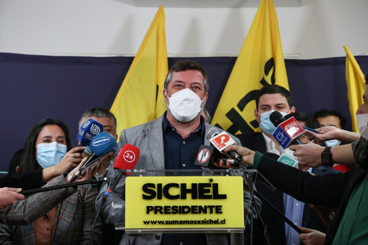 Sebastián Sichel recibe apoyo de alcaldes y propone “desconcentrar” poder