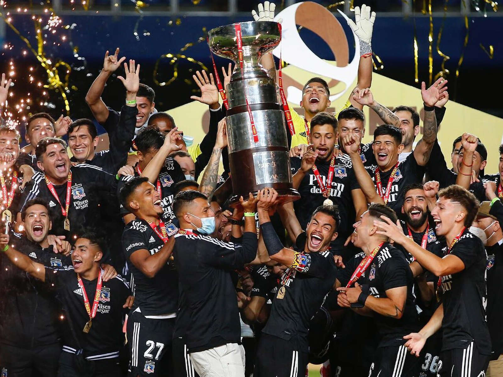 Colo Colo se queda con una Supercopa manchada por la violencia